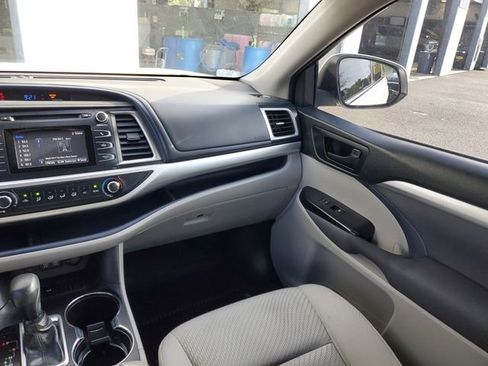 Used 2018 Toyota Highlander LE image 13
