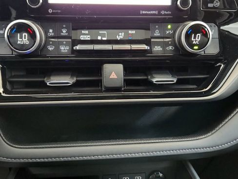 Used 2022 Toyota Highlander XLE AWD/4WD image 32