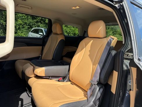 Certified 2024 Kia Carnival LX FWD image 11
