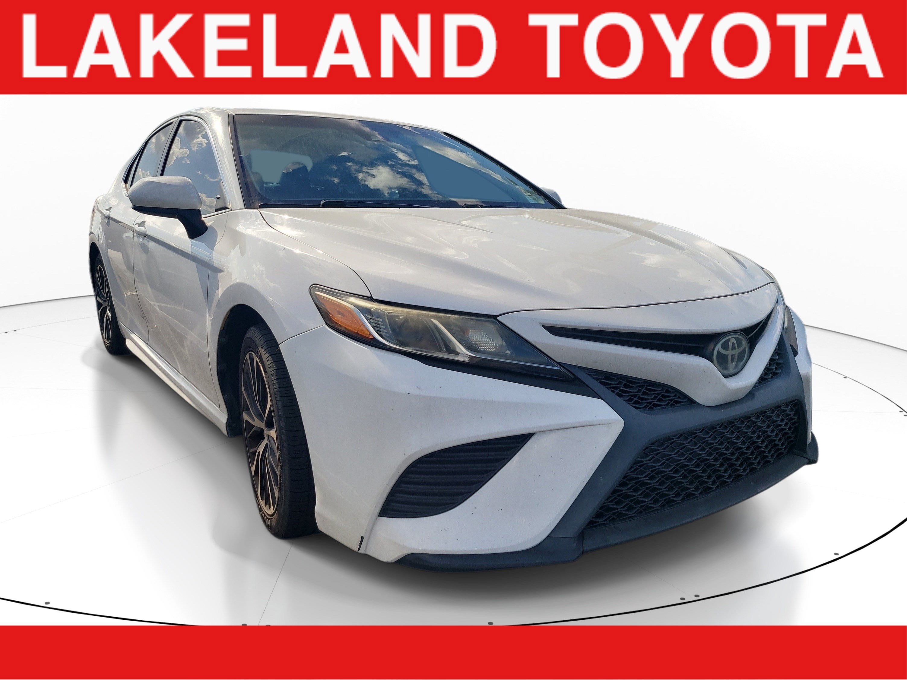 Used 2018 Toyota Camry SE FWD image 1