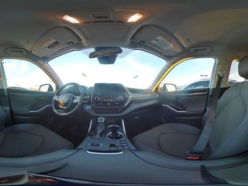 Used 2025 Toyota Highlander LE image 42