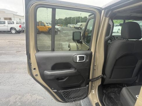 Used 2020 Jeep Gladiator Overland AWD/4WD image 43