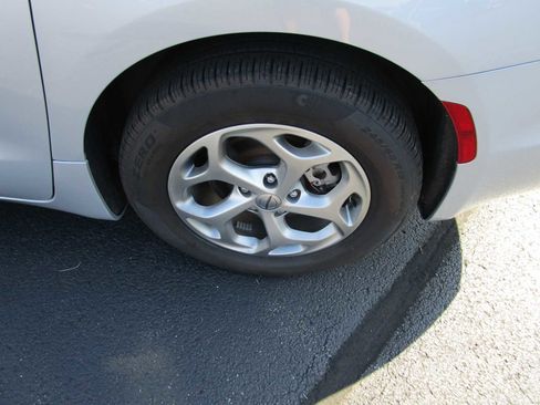 Certified 2024 Chrysler Pacifica Limited image 9