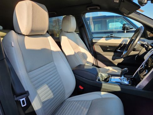 Used 2020 Land Rover Discovery Sport SE image 16