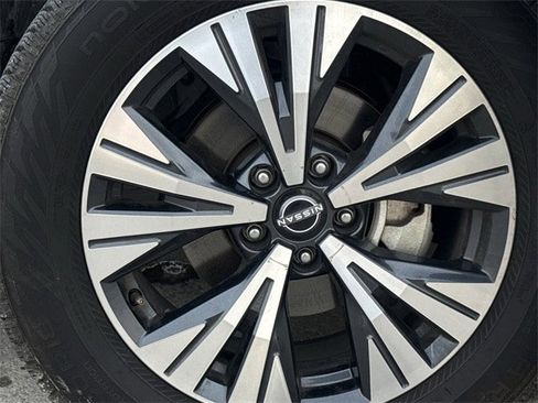 Used 2022 Nissan Rogue SV image 9