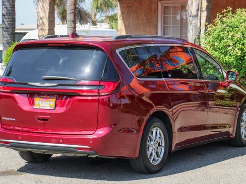 Used 2021 Chrysler Pacifica Touring w/ Uconnect Theater Family Group image 11