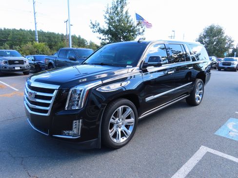 Used 2020 Cadillac Escalade ESV Premium Luxury image 3