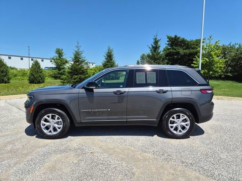 Used 2022 Jeep Grand Cherokee Limited w/ Trailer Tow Prep Group (B) AWD/4WD image 8