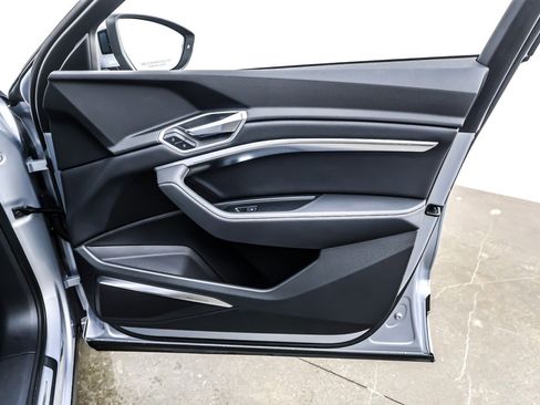 Used 2022 Audi e-tron Premium Plus w/ Premium Plus Package image 25