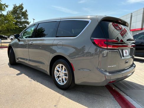 Used 2025 Chrysler Pacifica Select FWD image 8
