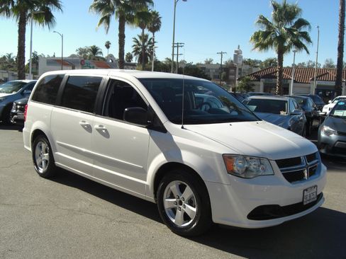 Used 2013 Dodge Grand Caravan SE image 3