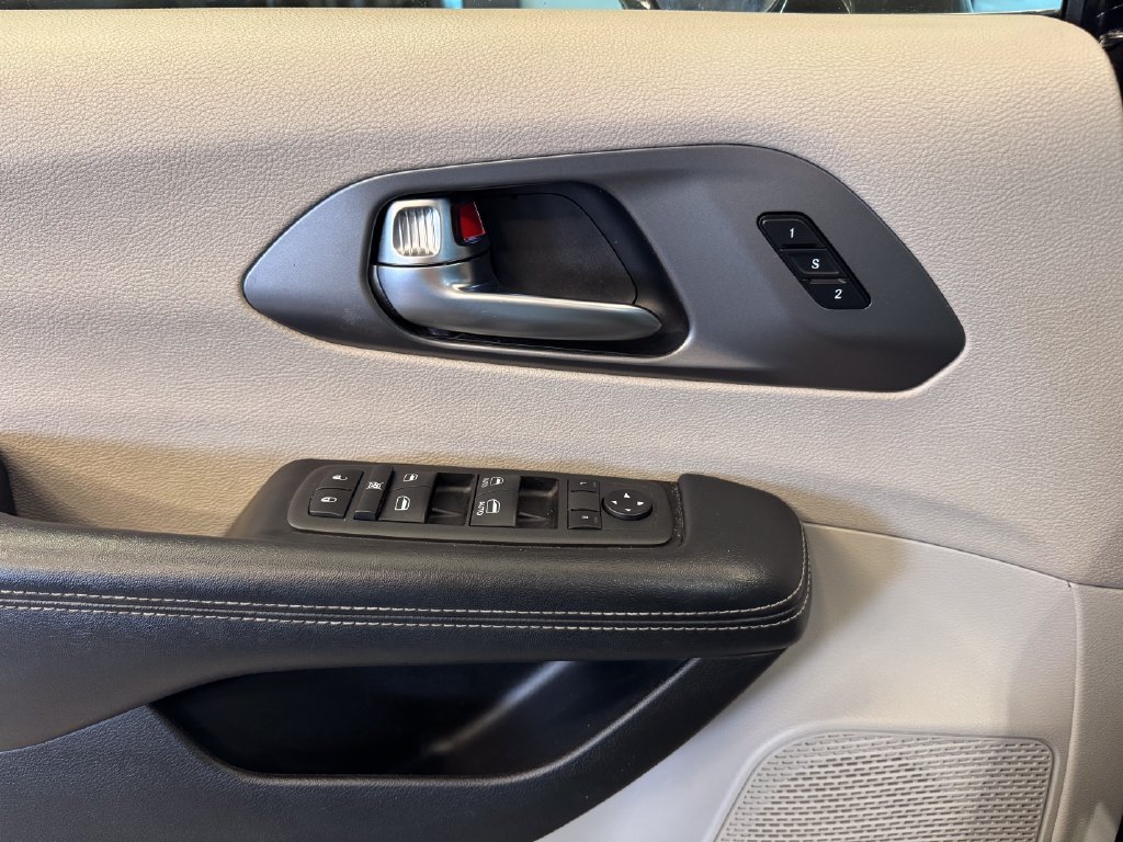 Used 2022 Chrysler Pacifica Touring-L FWD image 18