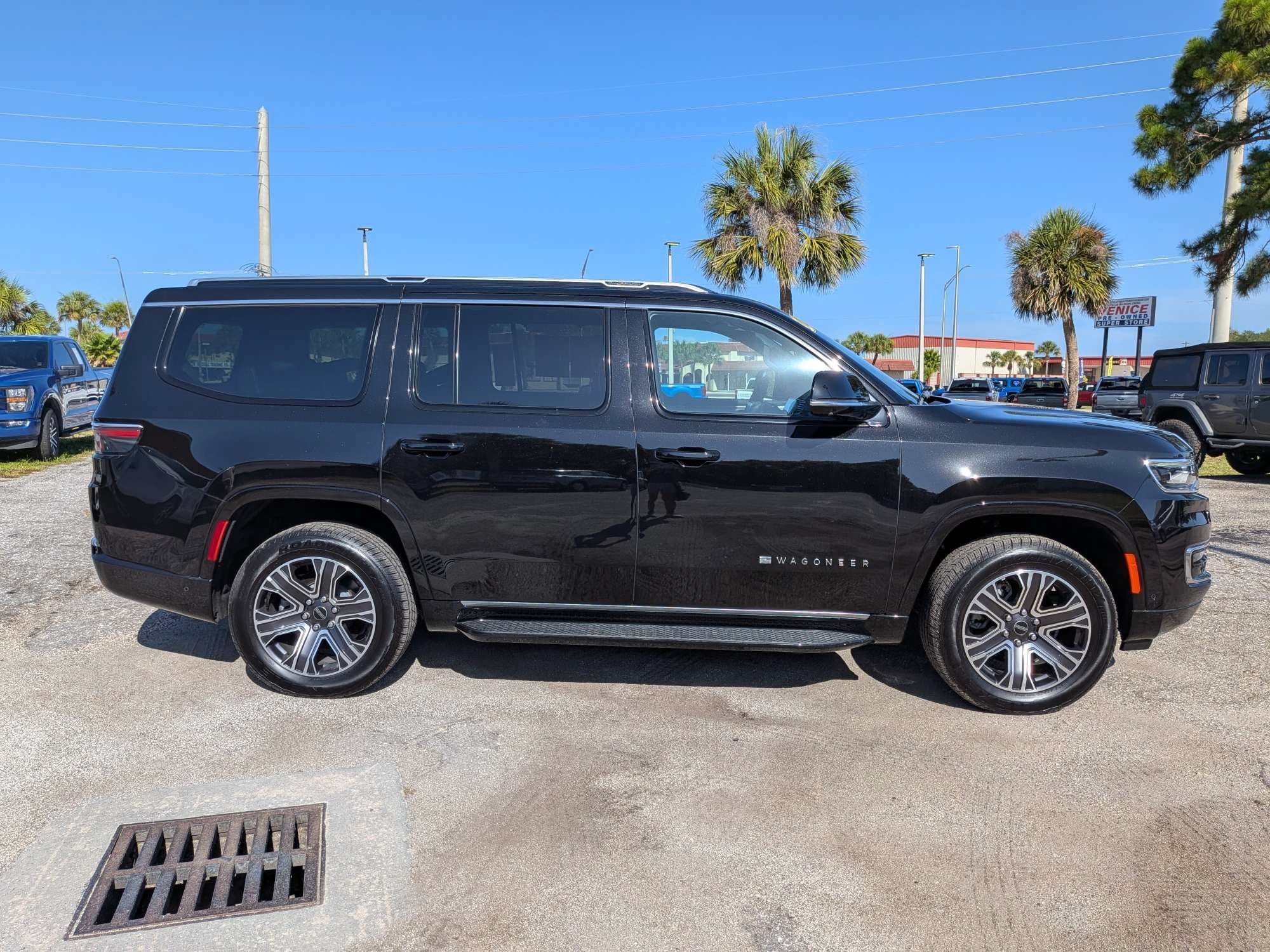Used 2025 Jeep Wagoneer 4WD w/ Convenience Group I image 3