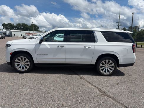 Used 2023 Chevrolet Suburban Premier AWD/4WD image 5
