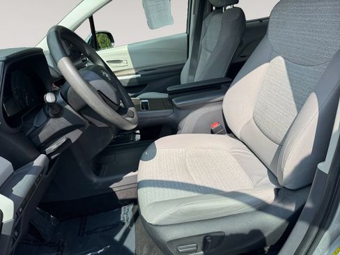 Used 2022 Toyota Sienna LE FWD image 9