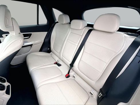 Used 2025 Mercedes-Benz GLC 300 image 23
