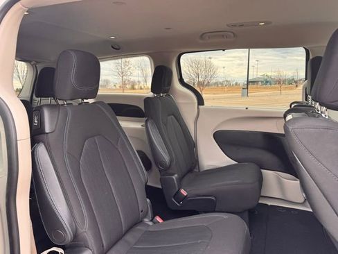 Used 2021 Chrysler Pacifica Touring w/ Uconnect Theater Family Group image 25