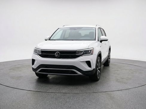 Used 2025 Volkswagen Taos SE AWD/4WD image 2