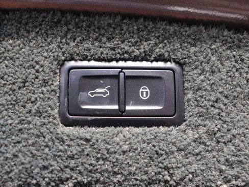 Used 2017 Bentley Bentayga image 69