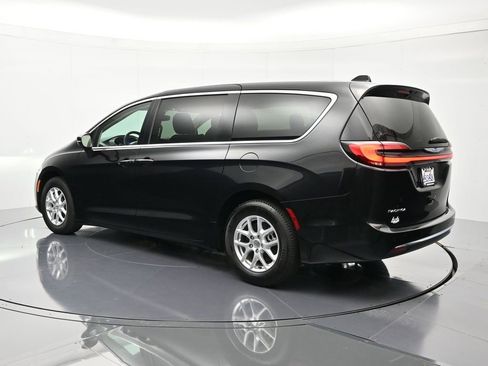 Certified 2023 Chrysler Pacifica Touring-L image 8