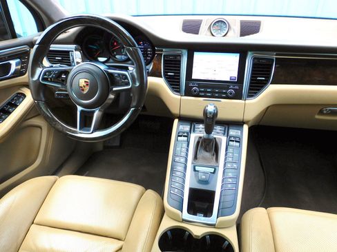 Used 2017 Porsche Macan Turbo image 9