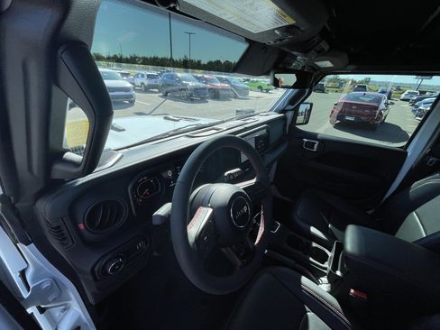 Used 2024 Jeep Wrangler Unlimited Rubicon image 9