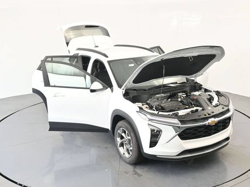 Used 2025 Chevrolet Trax LT w/ LT Convenience Package FWD image 42
