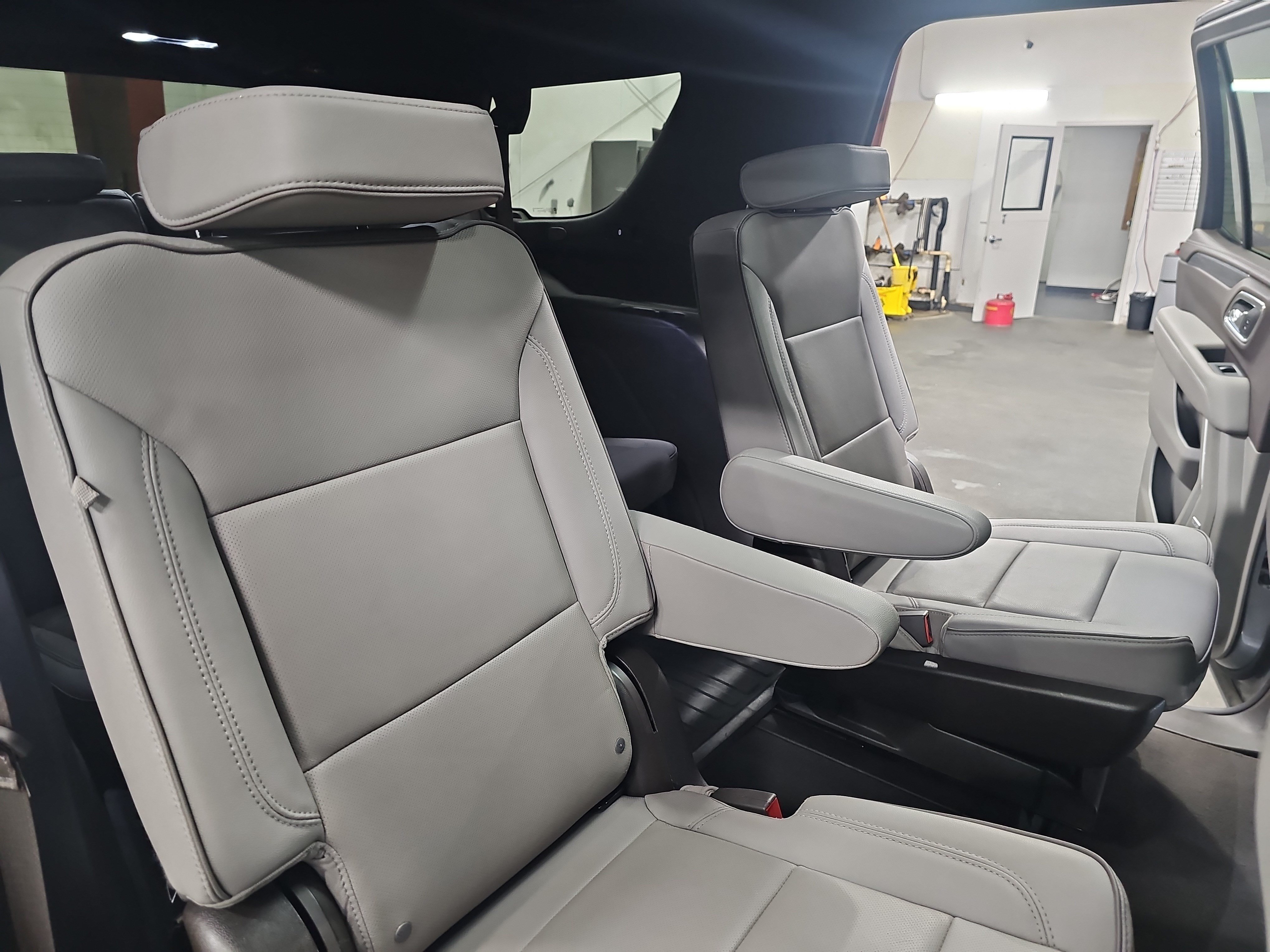 Used 2024 GMC Yukon SLT w/ SLT Luxury Package AWD/4WD image 12