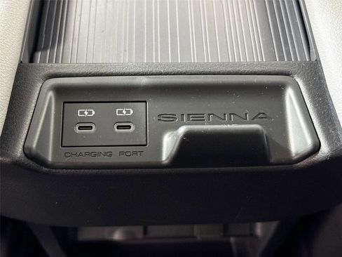 Used 2025 Toyota Sienna XLE image 37