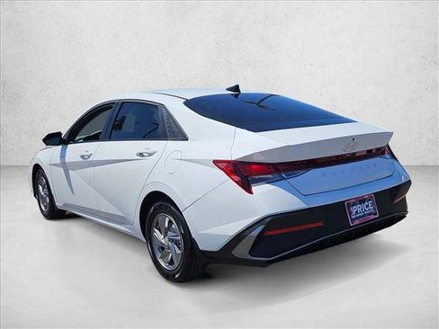 Certified 2025 Hyundai Elantra SE FWD image 7