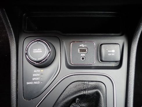 Used 2021 Jeep Cherokee Latitude Plus w/ Mopar Interior Package image 26