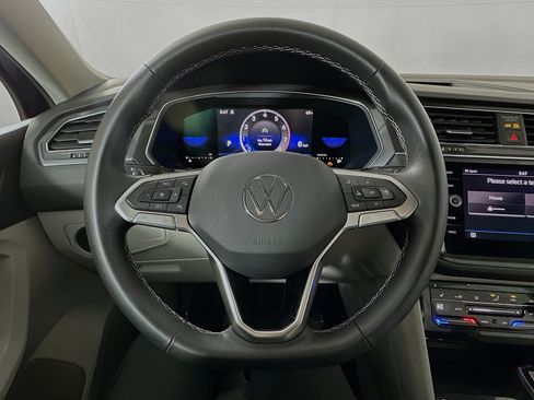 Used 2022 Volkswagen Tiguan SE w/ Panoramic Sunroof Package image 11