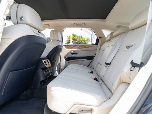 Used 2024 Bentley Bentayga AWD/4WD image 17