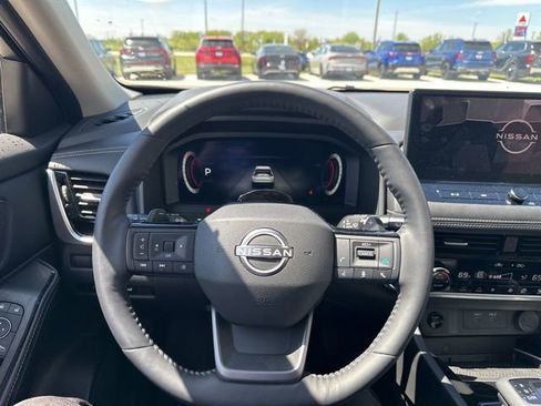 Used 2025 Nissan Rogue SL w/ Tech Package AWD/4WD image 17