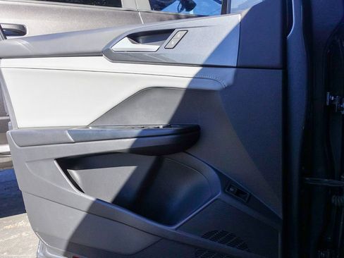 Used 2022 Volkswagen Taos SEL w/ Panoramic Sunroof Package image 14