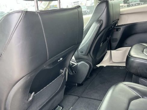 Used 2023 Chrysler Pacifica Touring-L FWD image 20