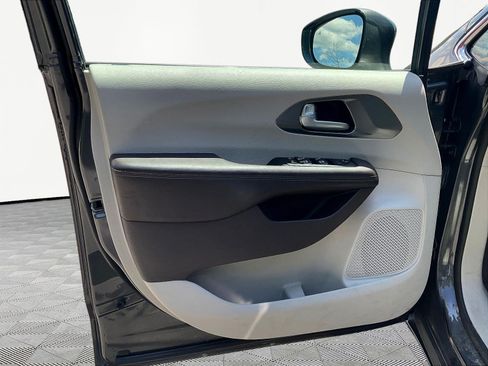 Used 2019 Chrysler Pacifica Touring-L Plus FWD image 20