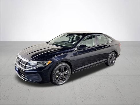 Certified 2023 Volkswagen Jetta SE w/ Panoramic Sunroof Package FWD image 2