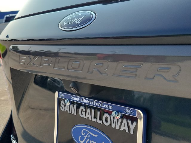 Certified 2022 Ford Explorer XLT w/ Equipment Group 202A AWD/4WD image 8