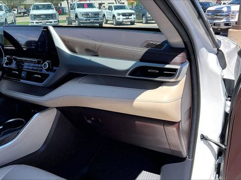 Used 2020 Toyota Highlander Platinum image 19