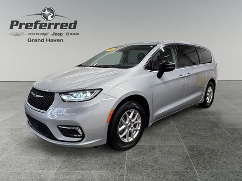 Used 2024 Chrysler Pacifica Touring-L FWD image 10