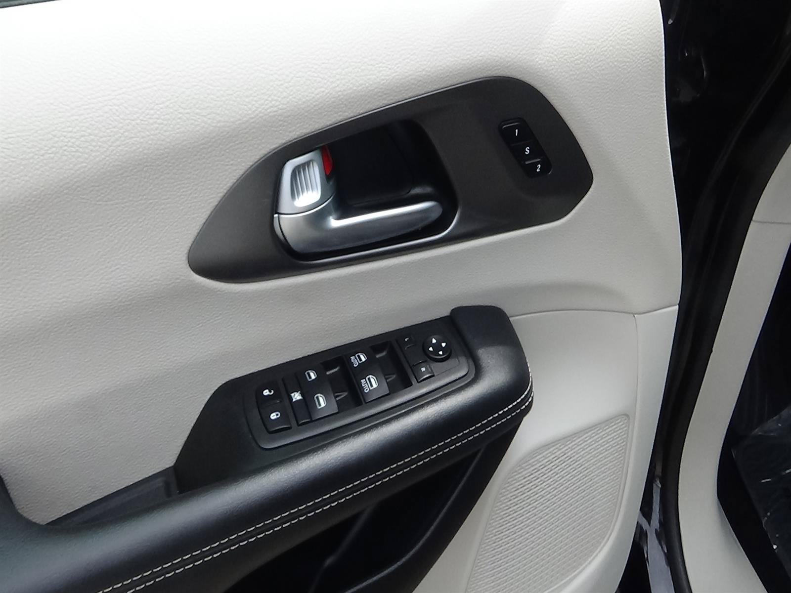Certified 2024 Chrysler Pacifica Touring-L FWD image 14