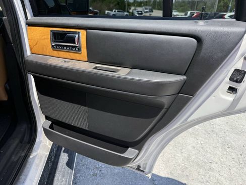 Used 2012 Lincoln Navigator 4WD image 24