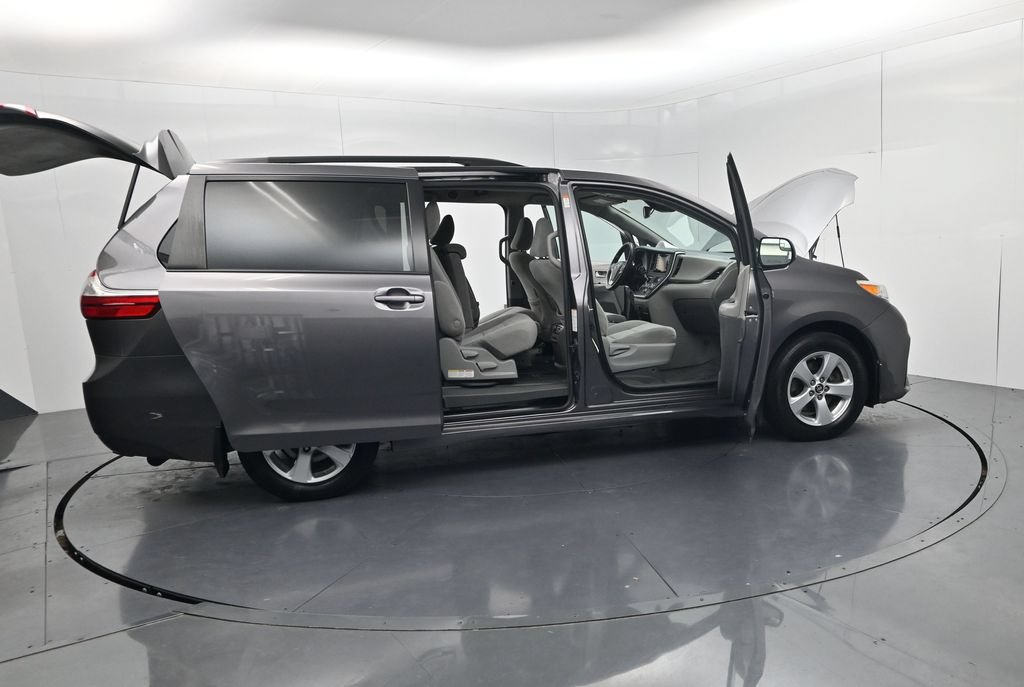 Used 2019 Toyota Sienna LE w/ Carpet Mat Package FWD image 51