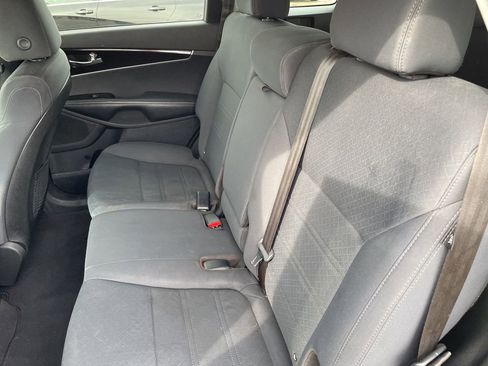 Used 2019 Kia Sorento LX image 22