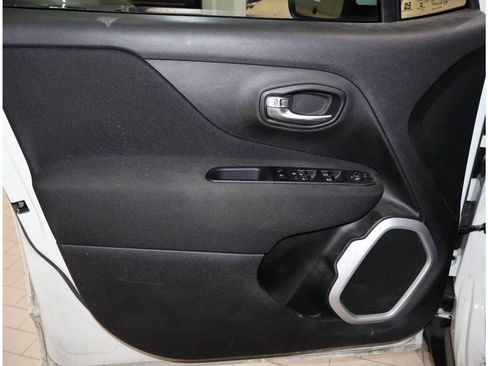 Used 2021 Jeep Renegade Latitude FWD image 9