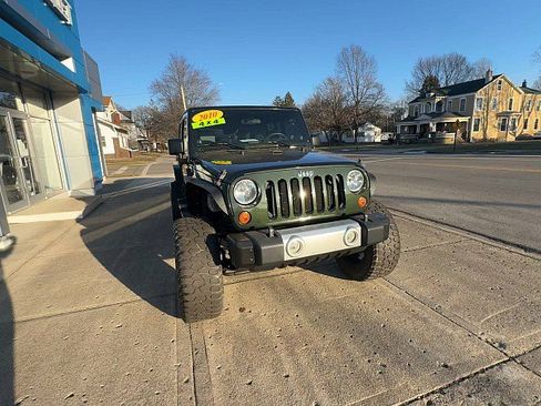 Used 2010 Jeep Wrangler Unlimited Sahara image 7