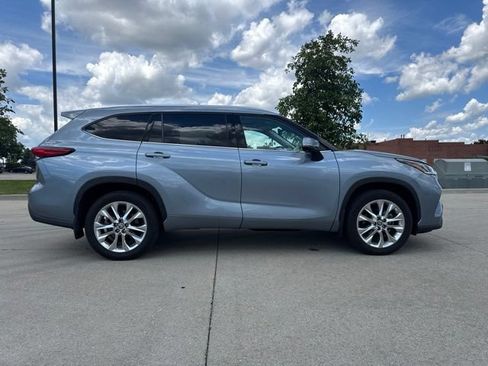 Used 2023 Toyota Highlander Limited AWD/4WD image 2