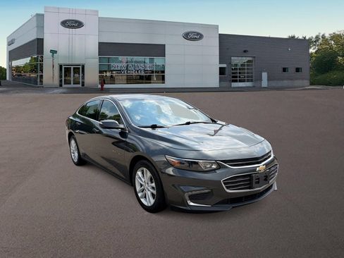 Used 2017 Chevrolet Malibu LT w/ Leather Package FWD image 2