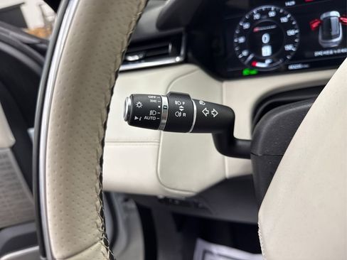 Used 2019 Land Rover Range Rover Velar R-Dynamic SE image 26